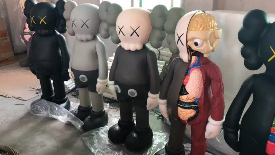 Decorazioni per la casa Design famoso Dimensioni personalizzate Figura Kaws per interni Statua Kaw da 4 piedi