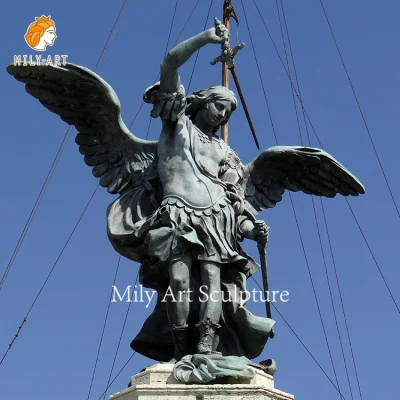 Figura moderna a grandezza naturale Guardiano alato Statuetta in bronzo Statua dell'Arcangelo Gabriele con spada in mano