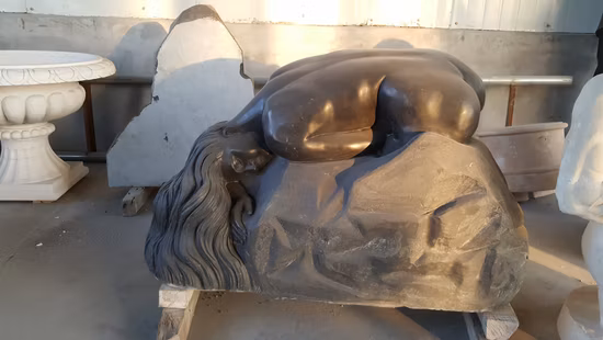 Decorazione per interni Statua di signora in marmo di pietra nera naturale con acqua (SYMS